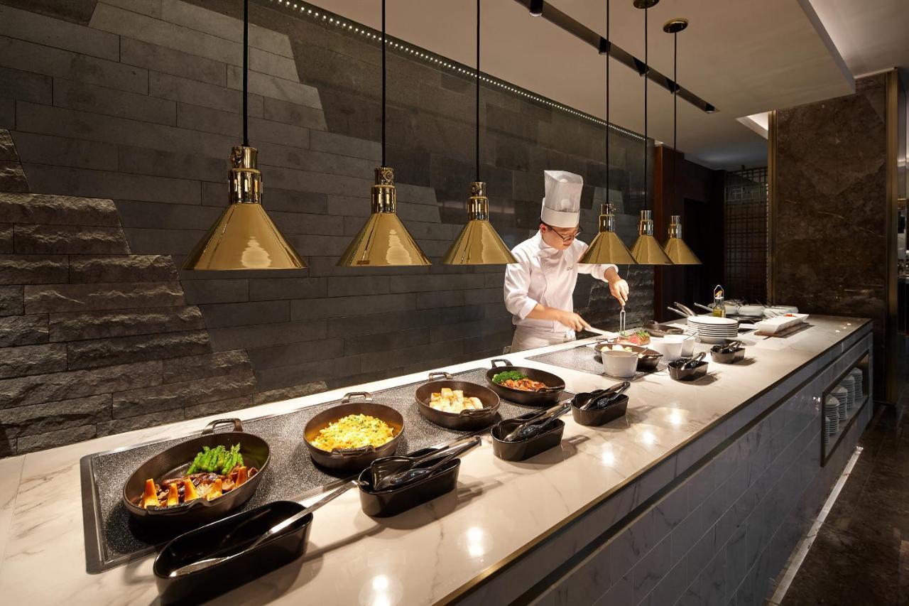 Lotte Hotel Seoul Executive Tower Exterior foto A live kitchen at the airport