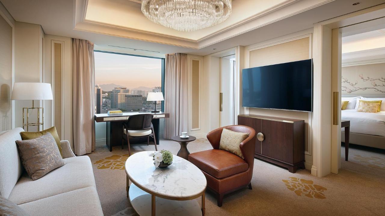 Lotte Hotel Seoul Executive Tower Exterior foto A living room in a suite at The Ritz-Carlton, Osaka
