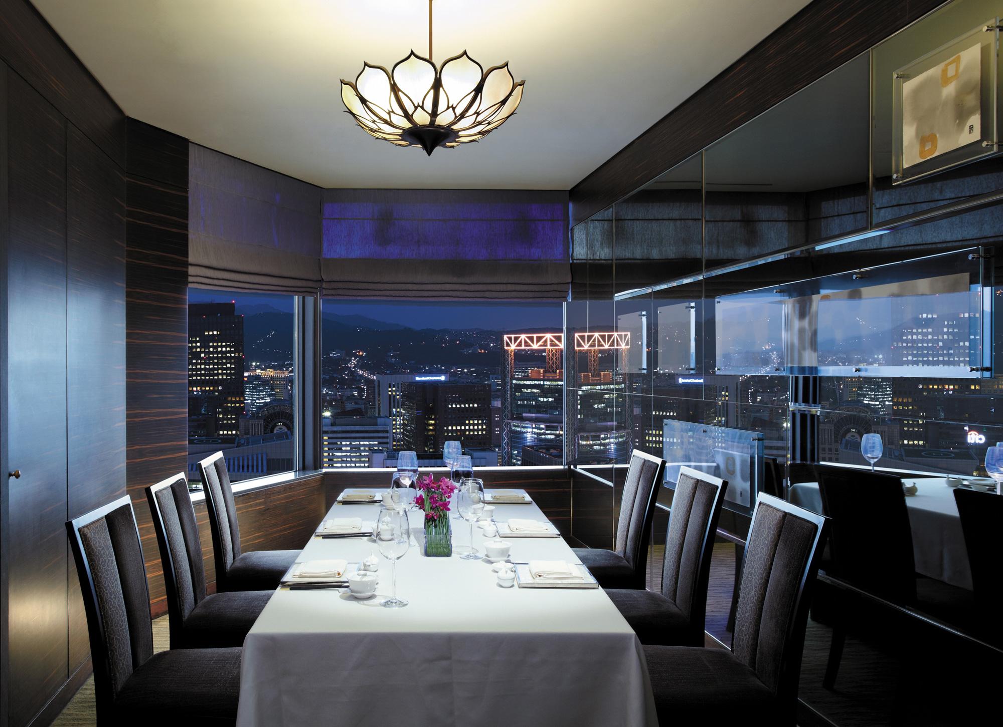 Lotte Hotel Seoul Executive Tower Exterior foto The dining room at the 39th floor