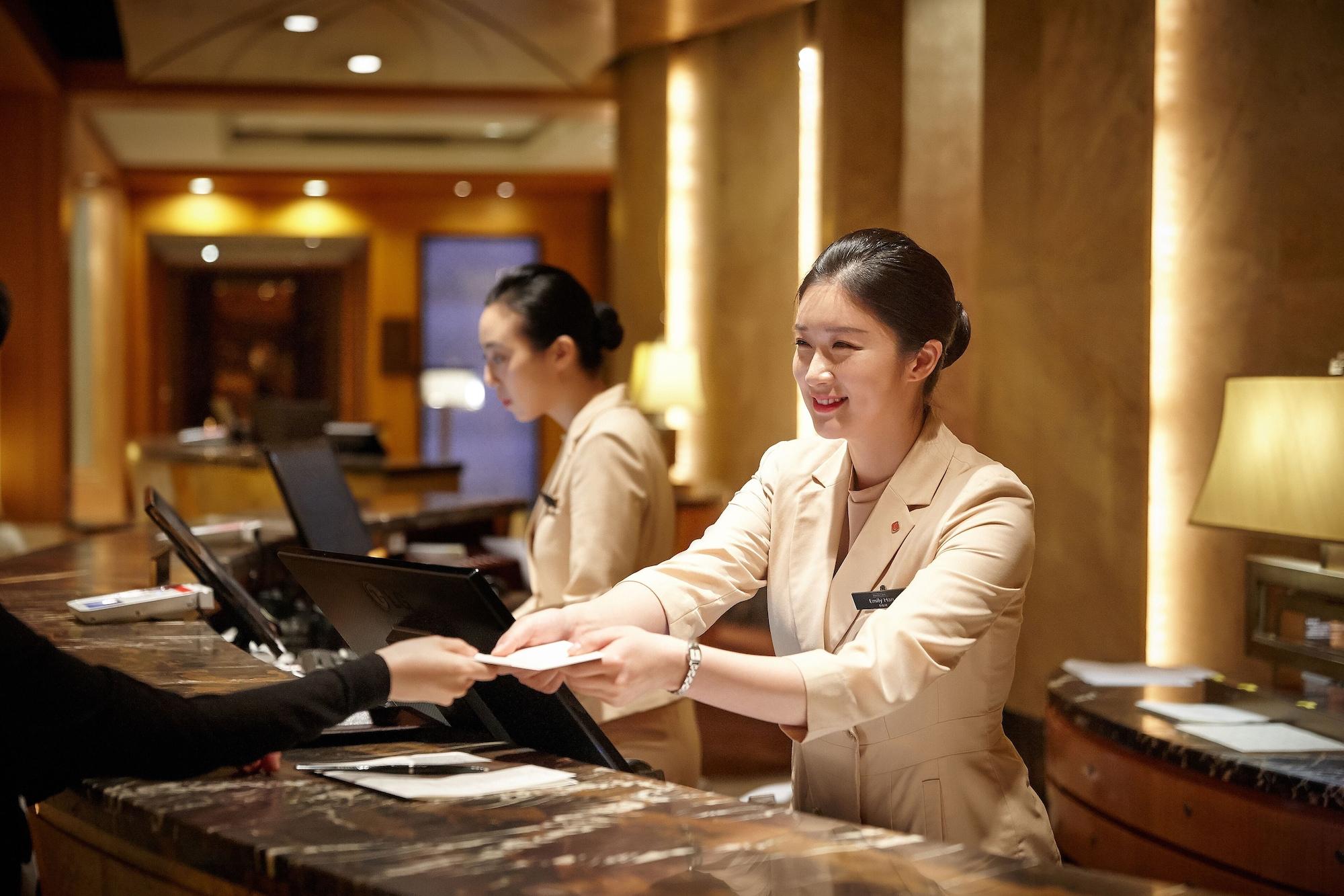 Lotte Hotel Seoul Executive Tower Exterior foto A hotel receptionist